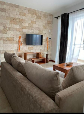 Karim house, 2 bedroom apartment with king beds, balcony view and workspace in Kilimani Nairobi